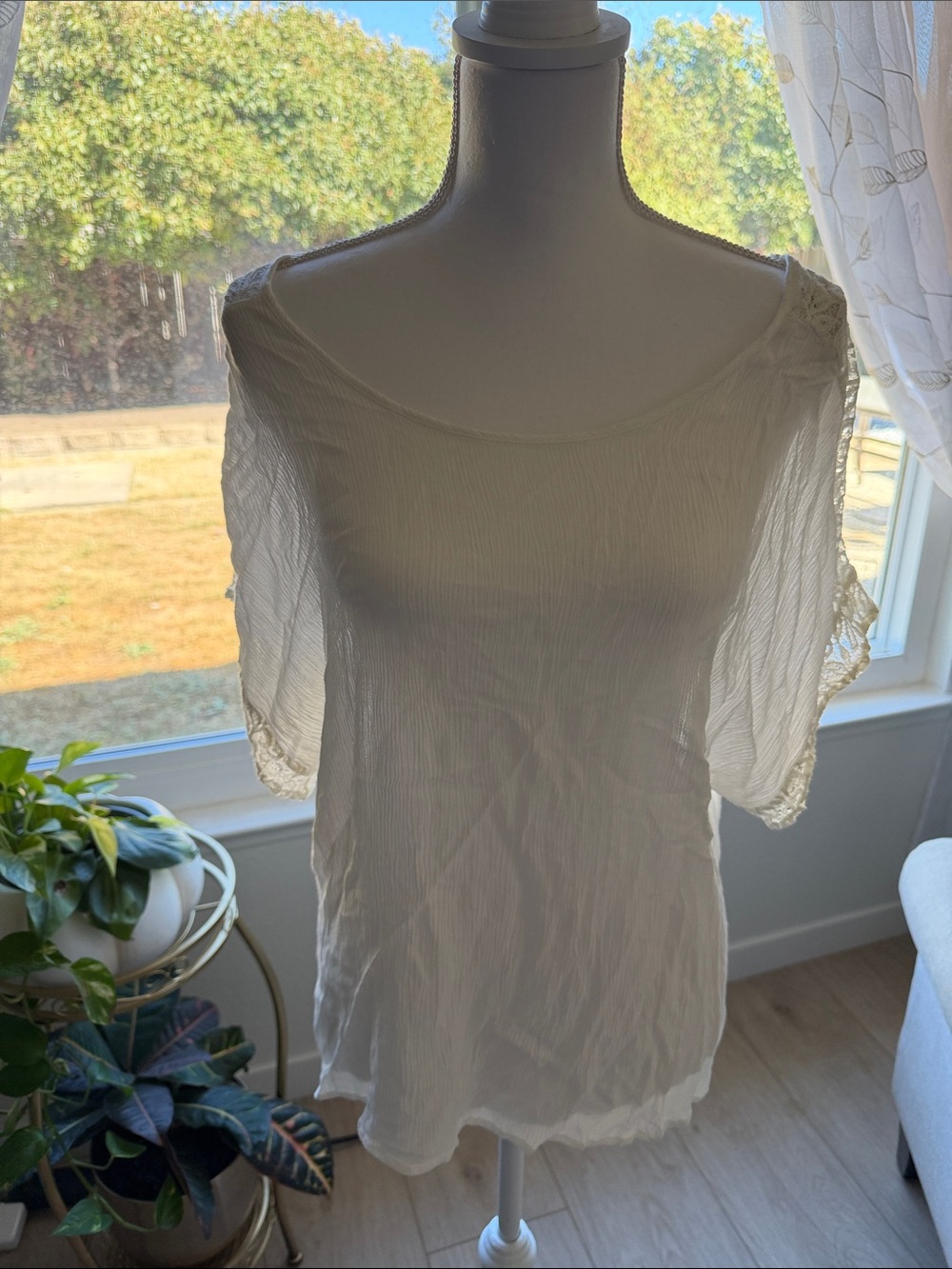Forever 21 White Crinkled Lace-Sleeve Blouse